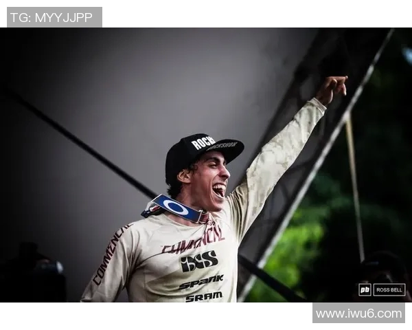 莱万领衔新星崛起足球世界再掀热潮与传奇对决的精彩瞬间